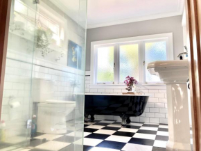 Spacious and Sunny Master Bedroom in a Villa, Auckland